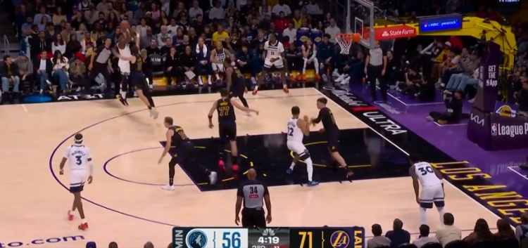 鲸鱼体育在线观看-第十个三分终于进了！爱德华兹单打里夫斯撤步三分命中