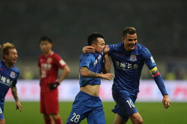 鲸鱼体育在线观看-吴曦加盟申花拥有三核中场 国足队长坐哪把交椅？