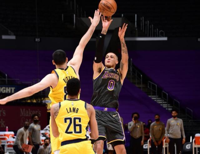 鲸鱼体育在线观看-末节15分助湖人逆转 库兹马还悄然成为队内篮板王